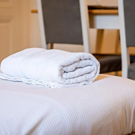 Gary Joli F2 Au Pied De La Gare De *