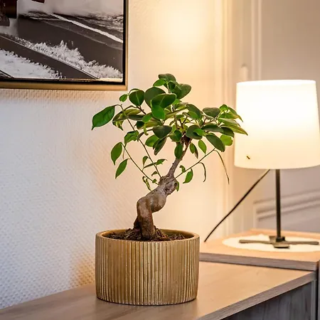 Gary Joli F2 Au Pied De La Gare De *